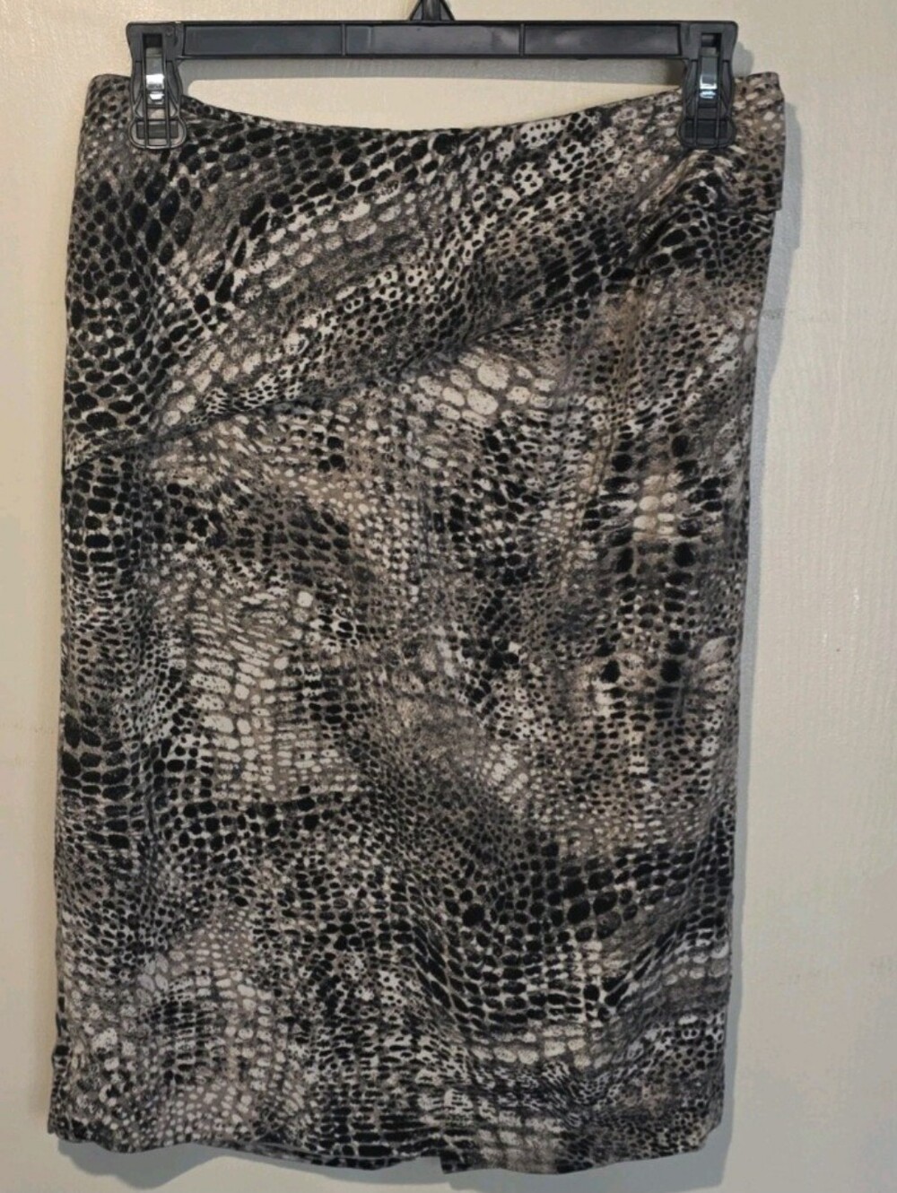 CARLISLE Snake-Print Pencil Skirt in Black and Gray